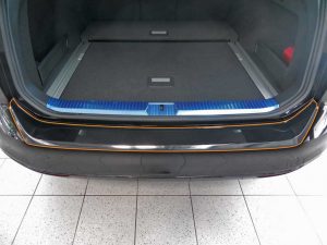 Víztiszta kavicsfelverődés elleni fóliával védett autó hátsó lökhárító mélyedés