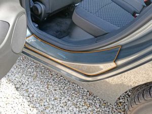 Víztiszta kavicsfelverődés elleni fóliával védett autó hátsó küszöb