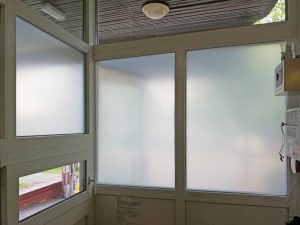 Homokfújt hatású betekintésgátló épületüveg fólia ablaküvegen